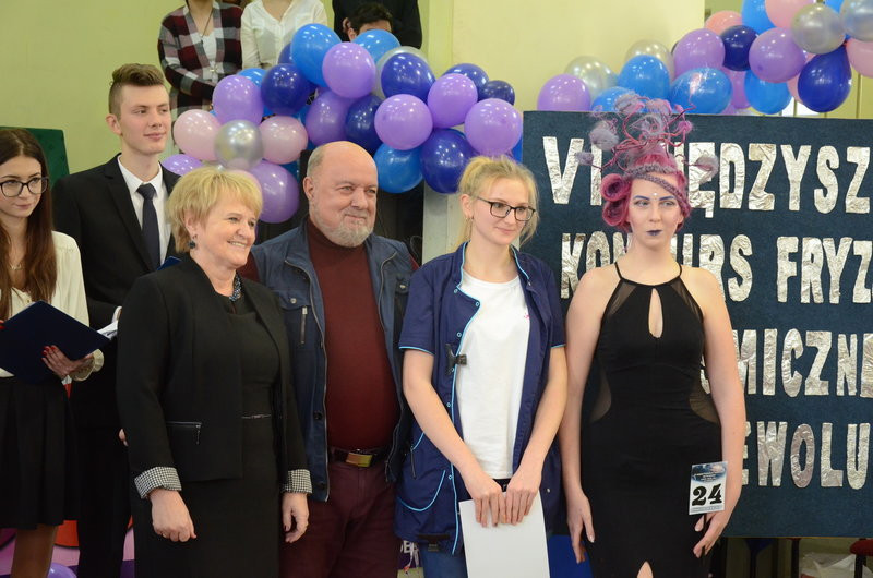 Kosmiczne fryzury przed jury (zdjęcia)