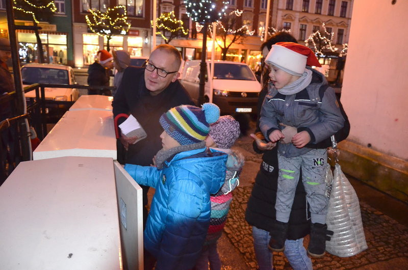 Mikołaj spotkał się z dziećmi na Rynku (zdjęcia)