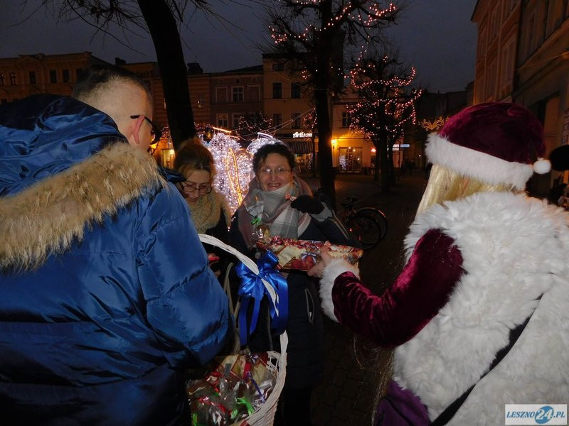 Przechodniów częstowano piernikami (zdjęcia)
