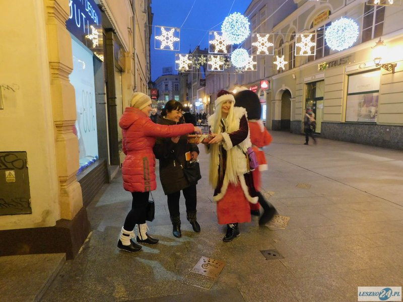 Przechodniów częstowano piernikami (zdjęcia)