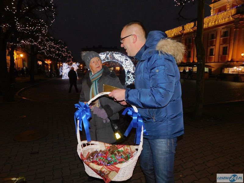 Przechodniów częstowano piernikami (zdjęcia)