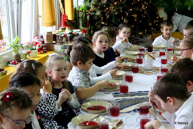 Jasełka i opłatek w PM 19 (zdjęcia)