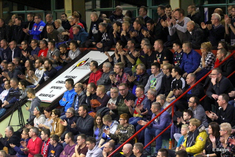 Trapez pękał w szwach (zdjęcia)