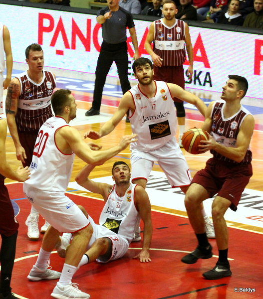 Trapez pękał w szwach (zdjęcia)