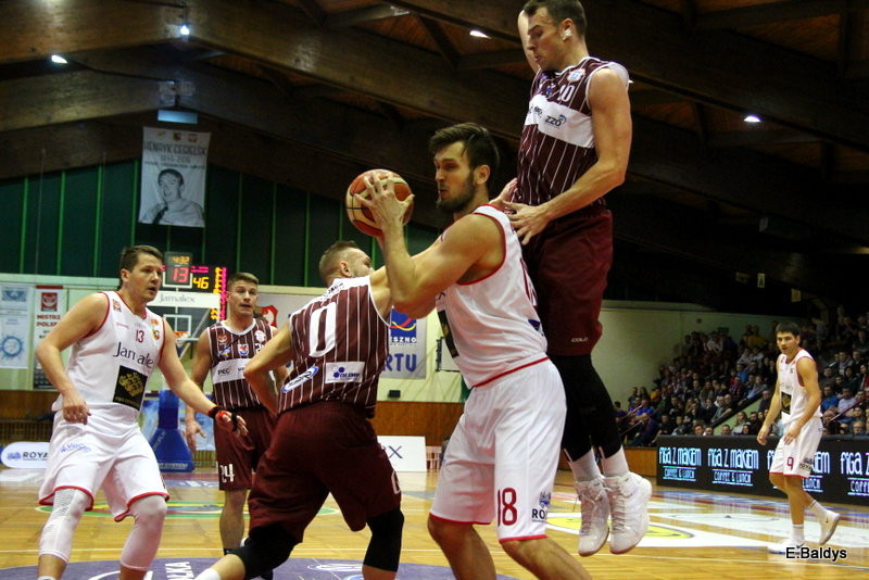 Trapez pękał w szwach (zdjęcia)