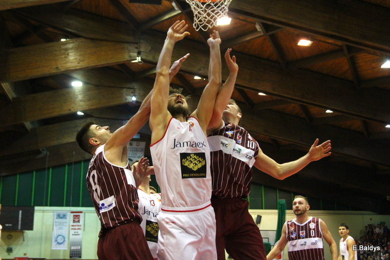 Trapez pękał w szwach (zdjęcia)