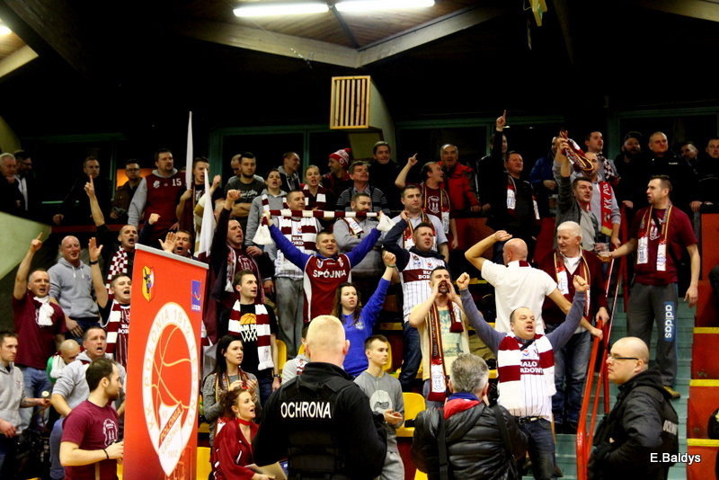 Trapez pękał w szwach (zdjęcia)