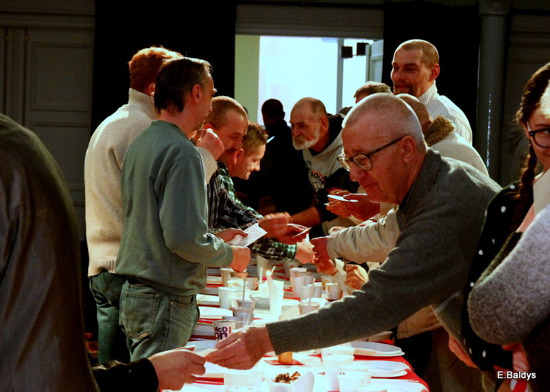 Samotni podzielili się opłatkiem (zdjęcia)