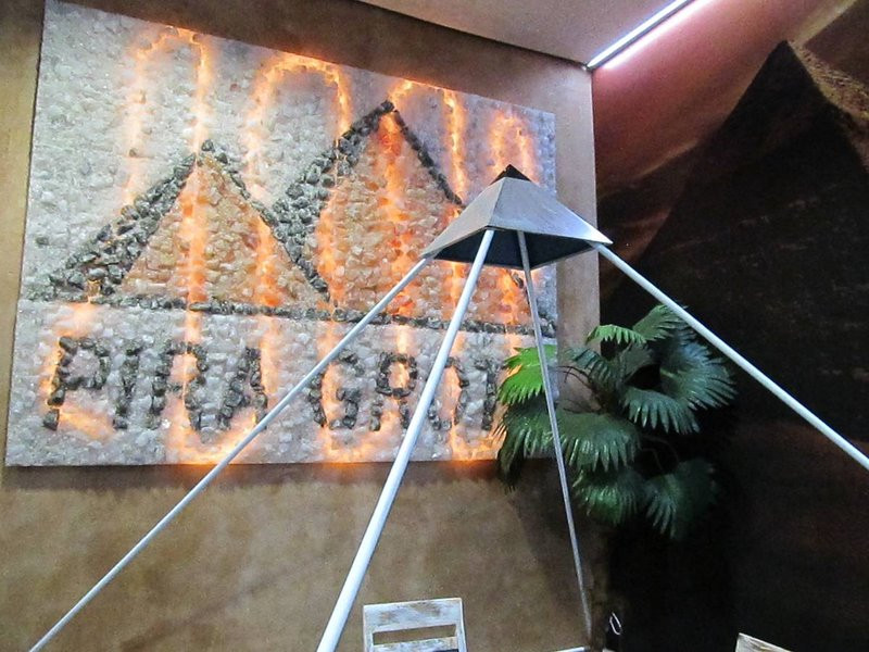 W miejskiej kamienicy otwarto grotę solną z piramidami (zdjęcia)