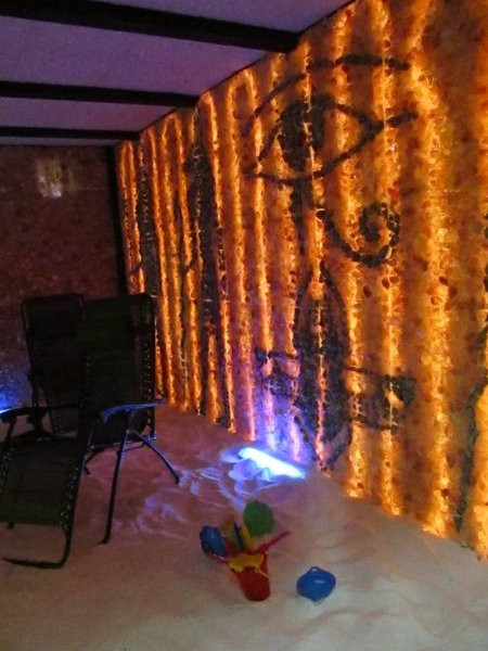 W miejskiej kamienicy otwarto grotę solną z piramidami (zdjęcia)