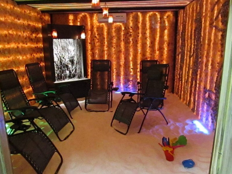 W miejskiej kamienicy otwarto grotę solną z piramidami (zdjęcia)