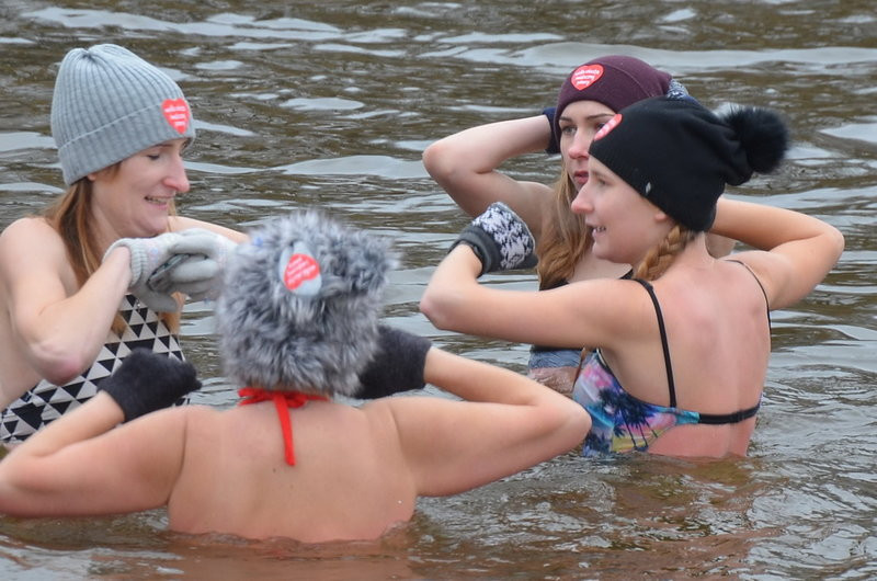 Gorące serca chłodzone w jeziorze (zdjęcia)