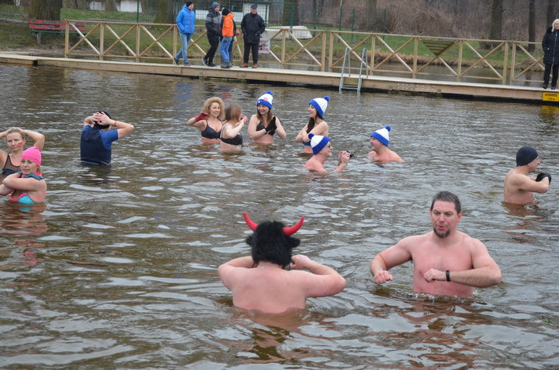 Gorące serca chłodzone w jeziorze (zdjęcia)