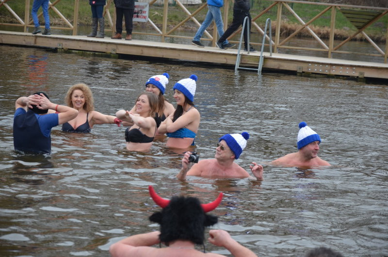 Gorące serca chłodzone w jeziorze (zdjęcia)