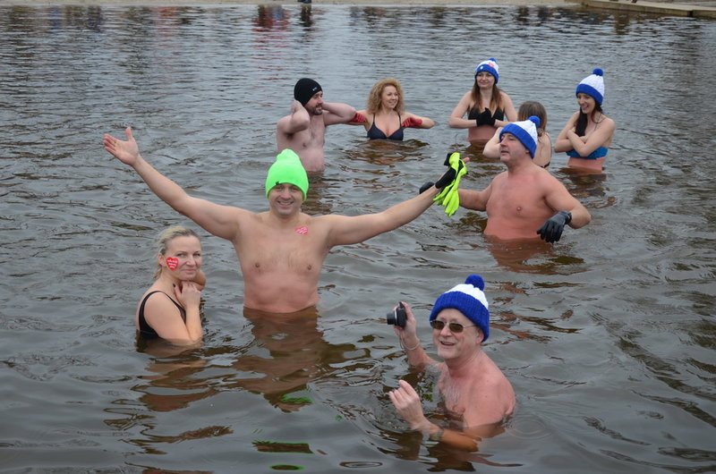 Gorące serca chłodzone w jeziorze (zdjęcia)