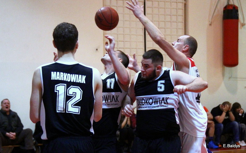 Amatorzy pod koszami (zdjęcia)