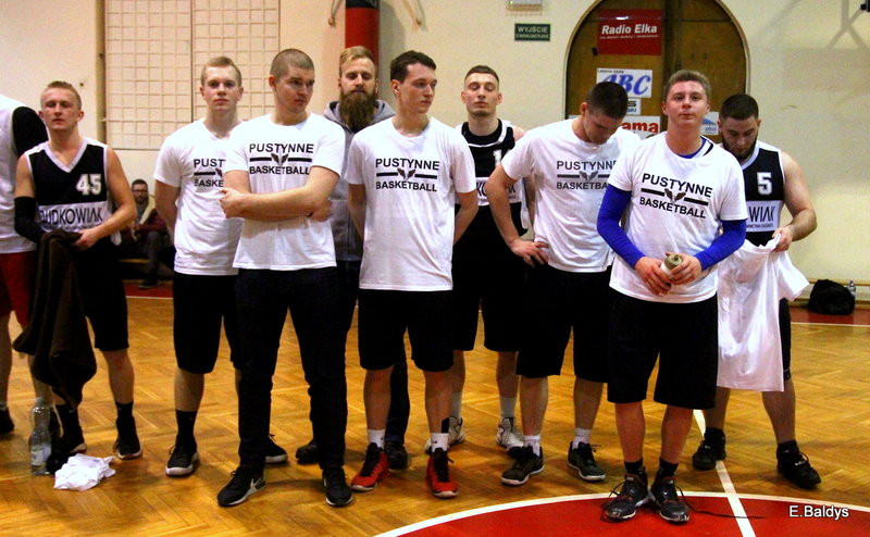 Amatorzy pod koszami (zdjęcia)