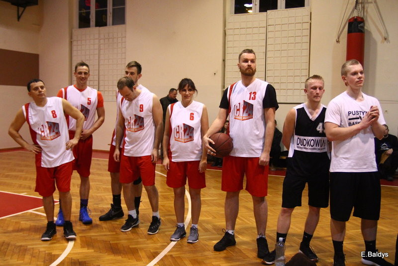 Amatorzy pod koszami (zdjęcia)