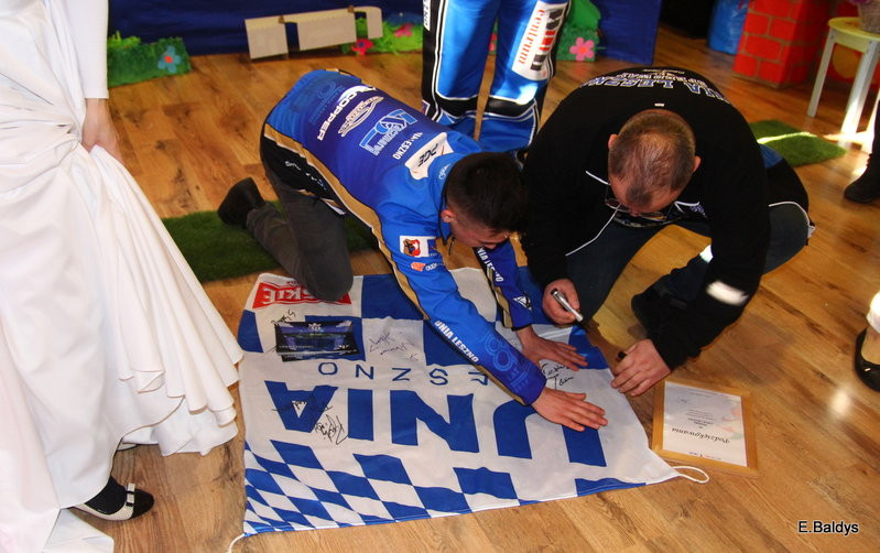 Żużlowe smerfy w Kolorowym Świecie (zdjęcia)