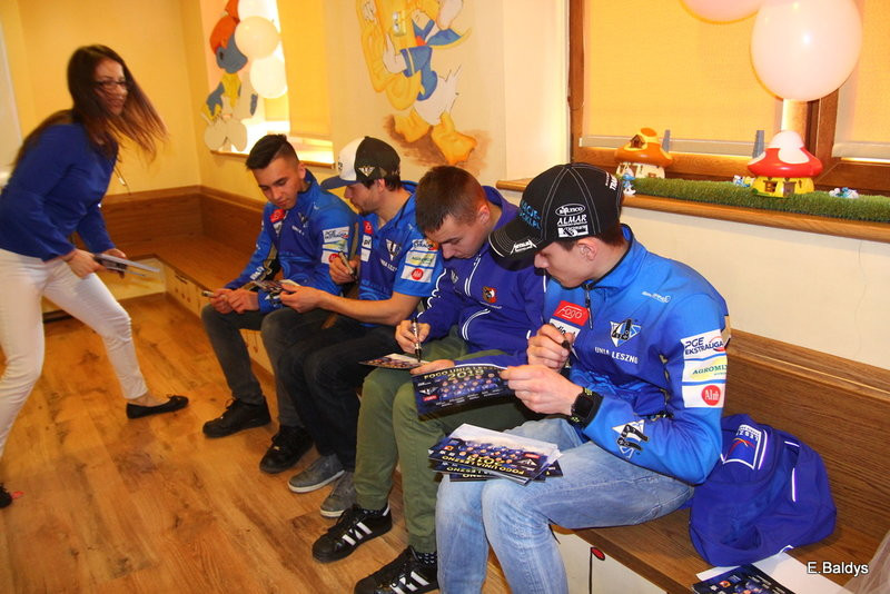 Żużlowe smerfy w Kolorowym Świecie (zdjęcia)