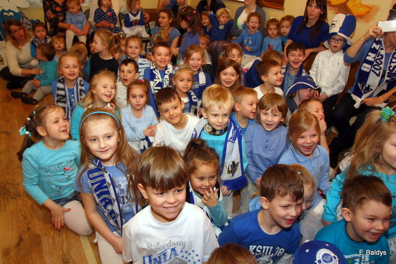 Żużlowe smerfy w Kolorowym Świecie (zdjęcia)