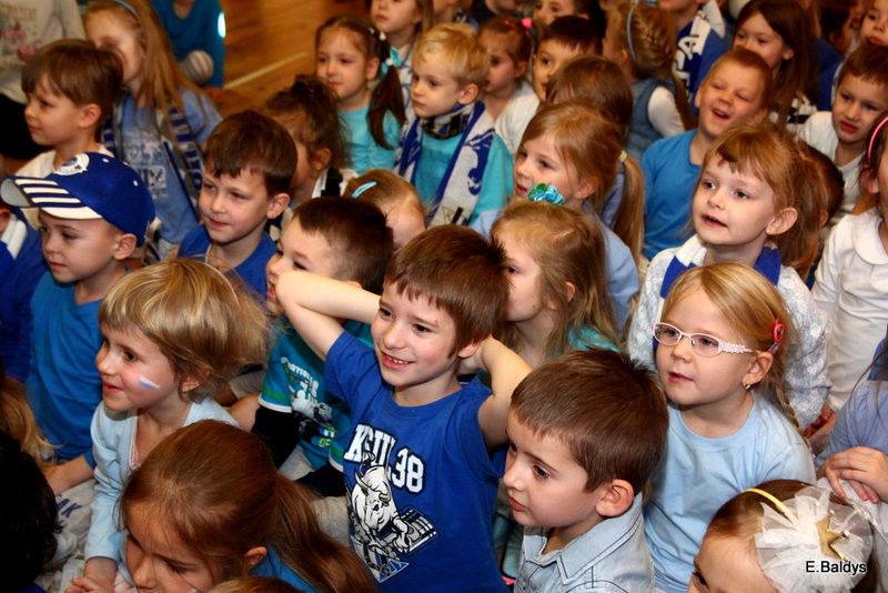 Żużlowe smerfy w Kolorowym Świecie (zdjęcia)