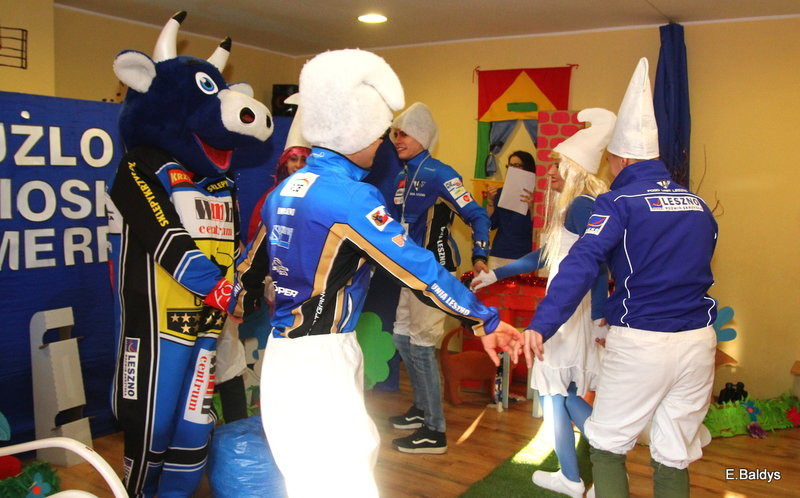 Żużlowe smerfy w Kolorowym Świecie (zdjęcia)