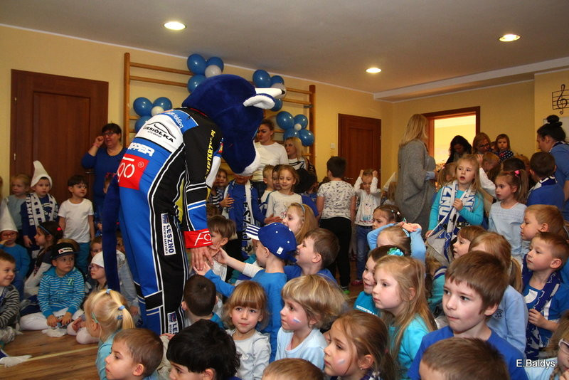 Żużlowe smerfy w Kolorowym Świecie (zdjęcia)