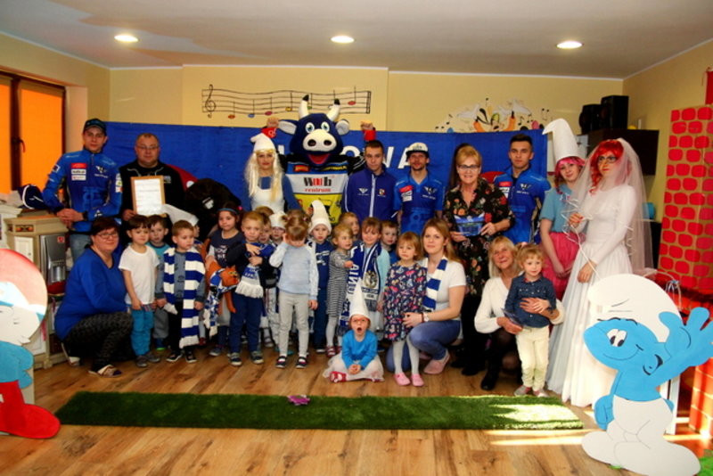 Żużlowe smerfy w Kolorowym Świecie (zdjęcia)