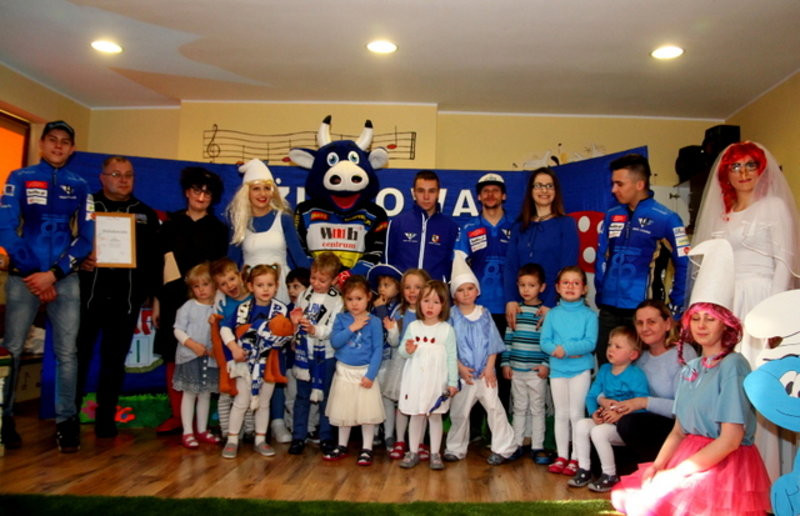 Żużlowe smerfy w Kolorowym Świecie (zdjęcia)