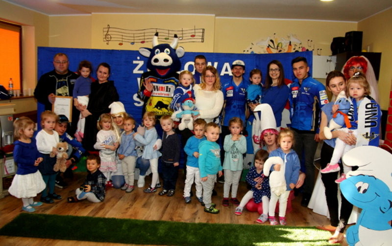 Żużlowe smerfy w Kolorowym Świecie (zdjęcia)