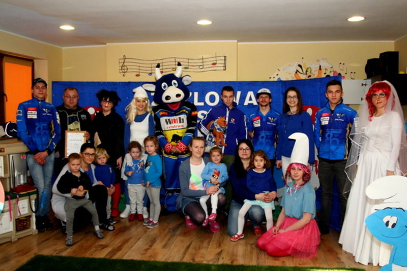 Żużlowe smerfy w Kolorowym Świecie (zdjęcia)