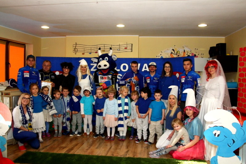 Żużlowe smerfy w Kolorowym Świecie (zdjęcia)