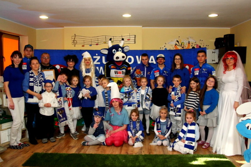 Żużlowe smerfy w Kolorowym Świecie (zdjęcia)