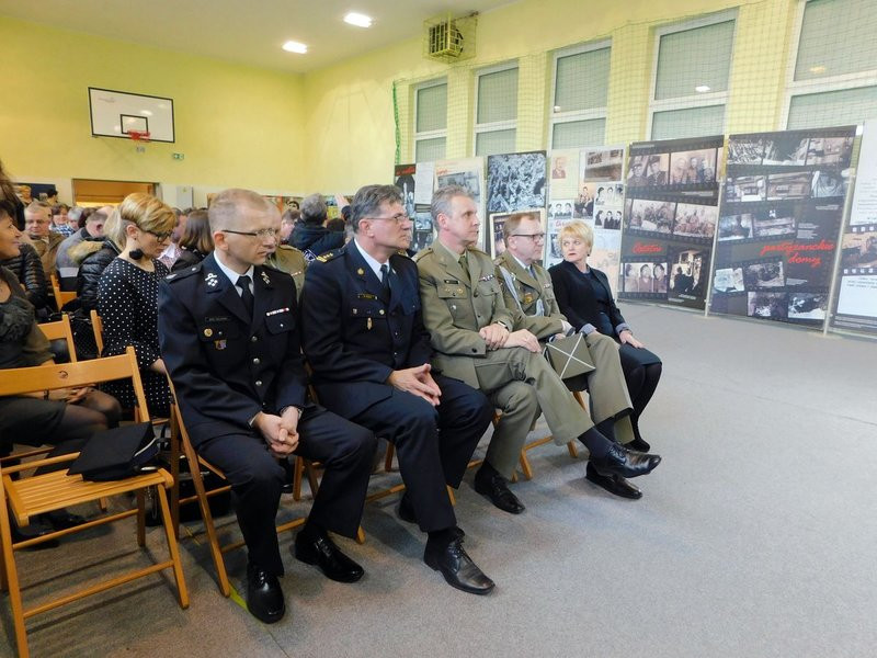 Kadeci z dumą noszą mundury