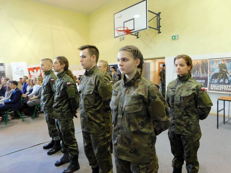Kadeci z dumą noszą mundury