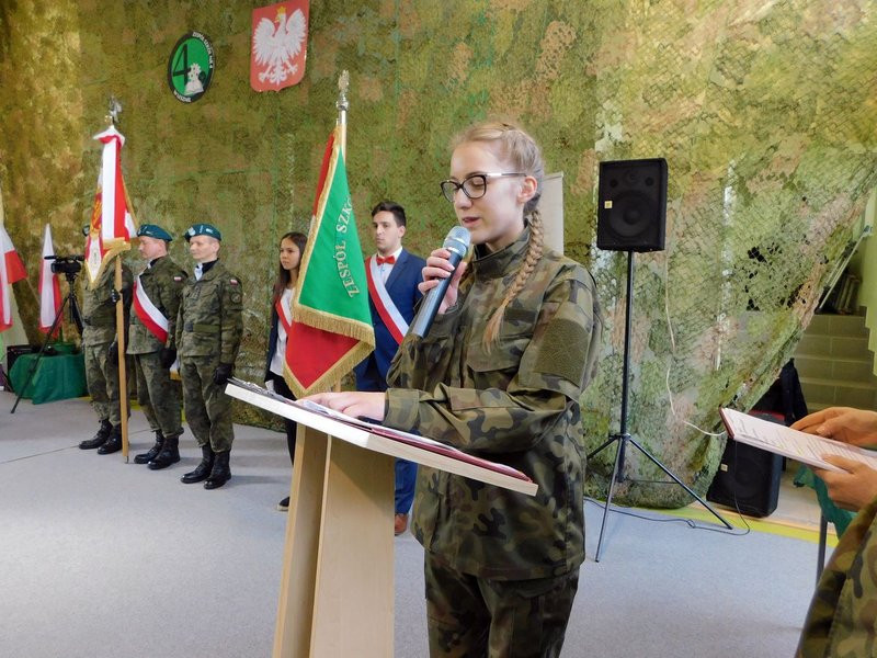 Kadeci z dumą noszą mundury