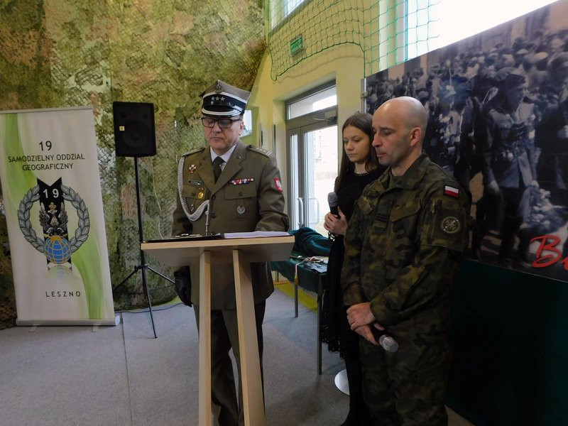 Kadeci z dumą noszą mundury