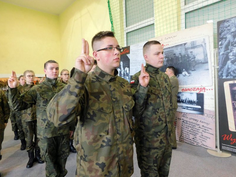 Kadeci z dumą noszą mundury