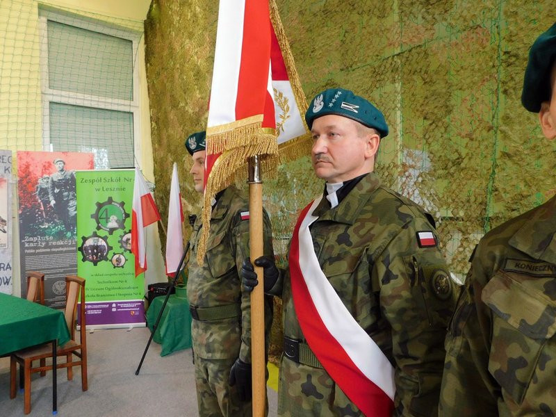 Kadeci z dumą noszą mundury