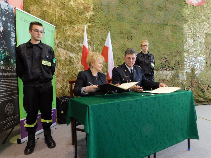 Kadeci z dumą noszą mundury