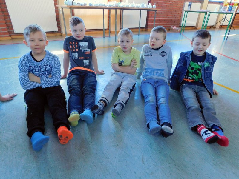 Dzień kolorowej skarpetki (zdjęcia)