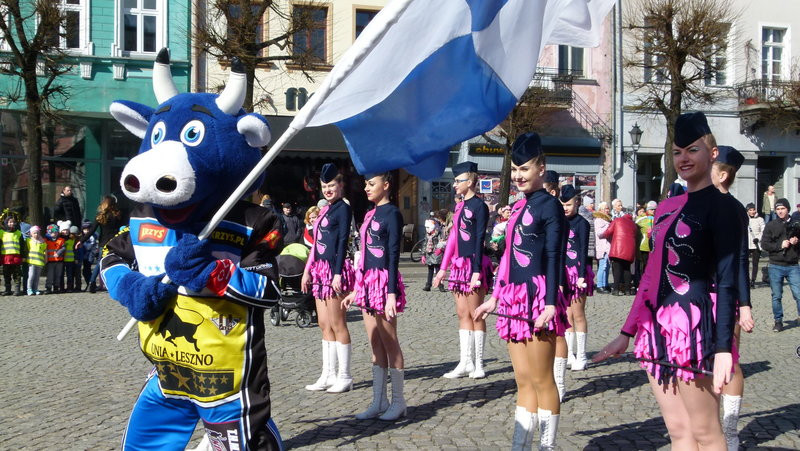 Z bykiem pogonili zimę (zdjęcia)