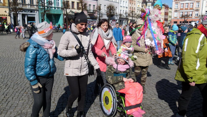 Z bykiem pogonili zimę (zdjęcia)