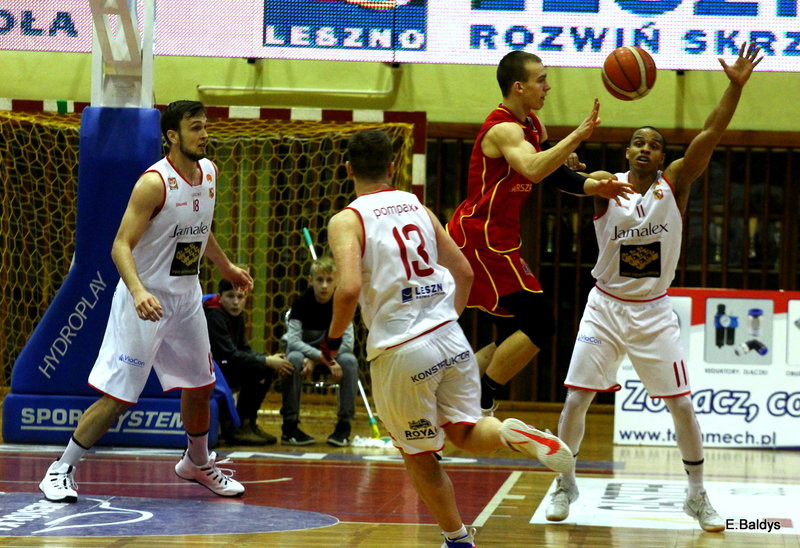 Pewna wygrana koszykarzy (zdjęcia)