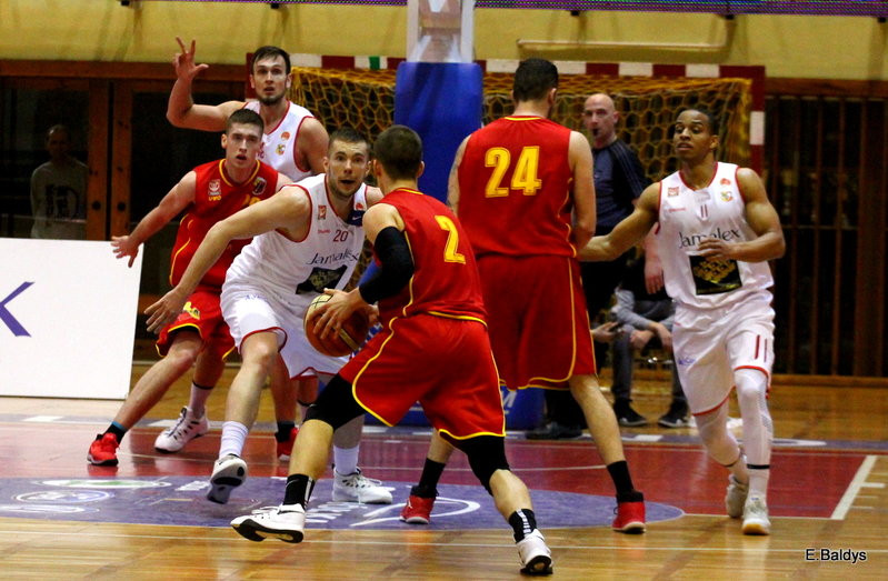 Pewna wygrana koszykarzy (zdjęcia)