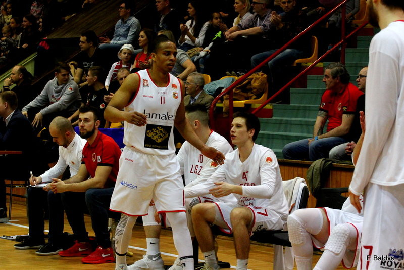 Pewna wygrana koszykarzy (zdjęcia)