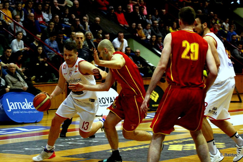 Pewna wygrana koszykarzy (zdjęcia)