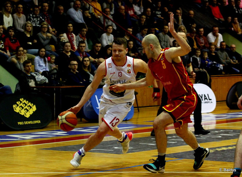 Pewna wygrana koszykarzy (zdjęcia)