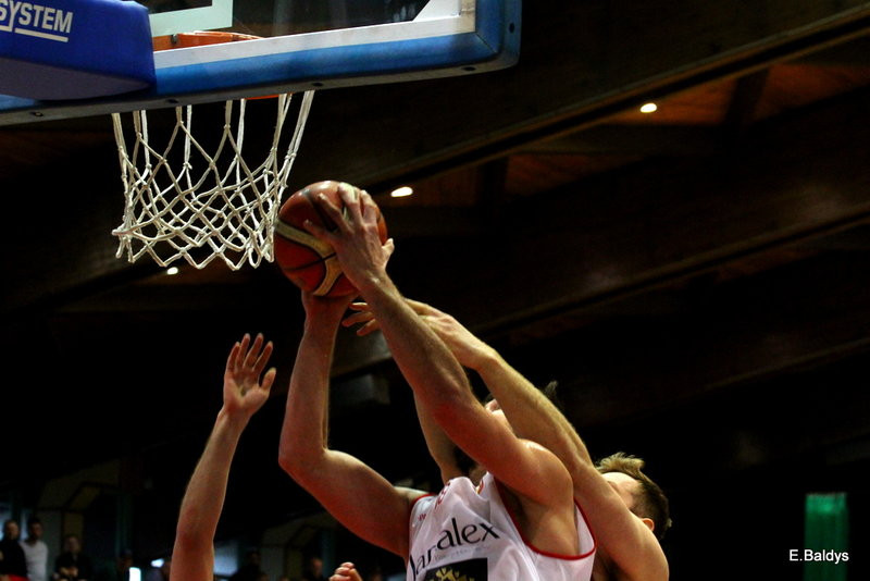 Pewna wygrana koszykarzy (zdjęcia)